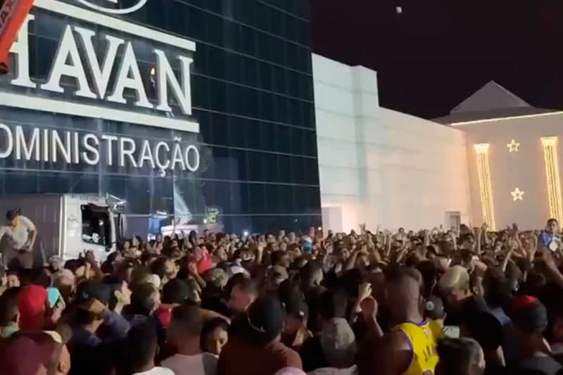 VÍDEO: Influenciadora joga R$10 mil do alto de guindaste e é atacada logo depois