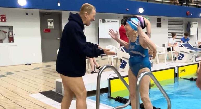 VÍDEO: Aos 99 anos, nadadora quebra 3 recordes mundiais na natação