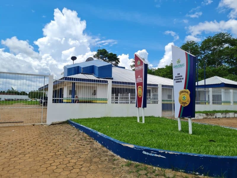 Em Humaitá, homem é preso por agredir companheira com cabo de vassoura