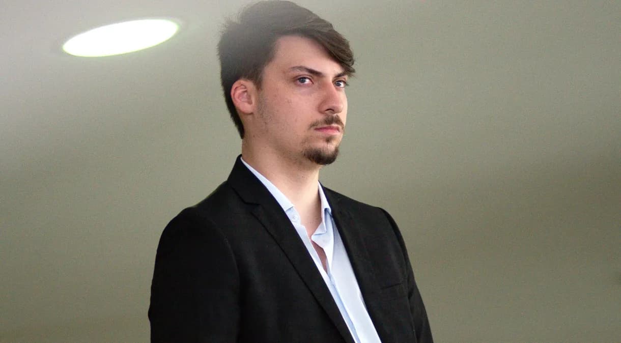 Filho de Bolsonaro é indiciado por suposta falsificação de documentos para obter empréstimo bancário