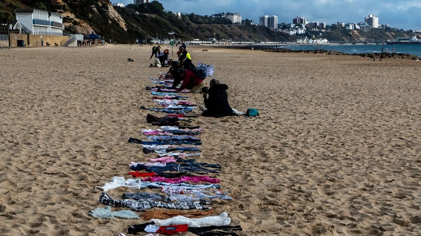 VÍDEO: Roupas infantis são colocadas ao longo de praia na Inglaterra