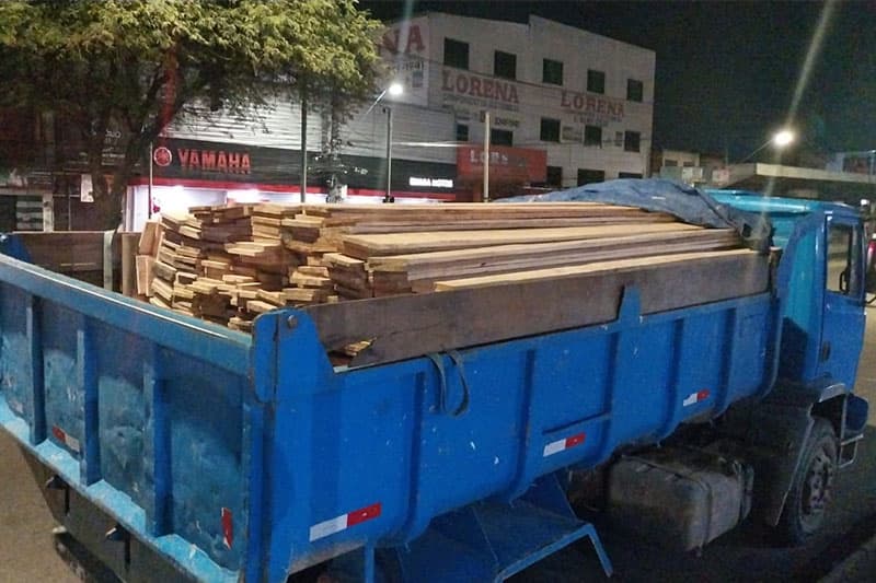 Carregamento de madeira ilegal é apreendido no Puraquequara, em Manaus