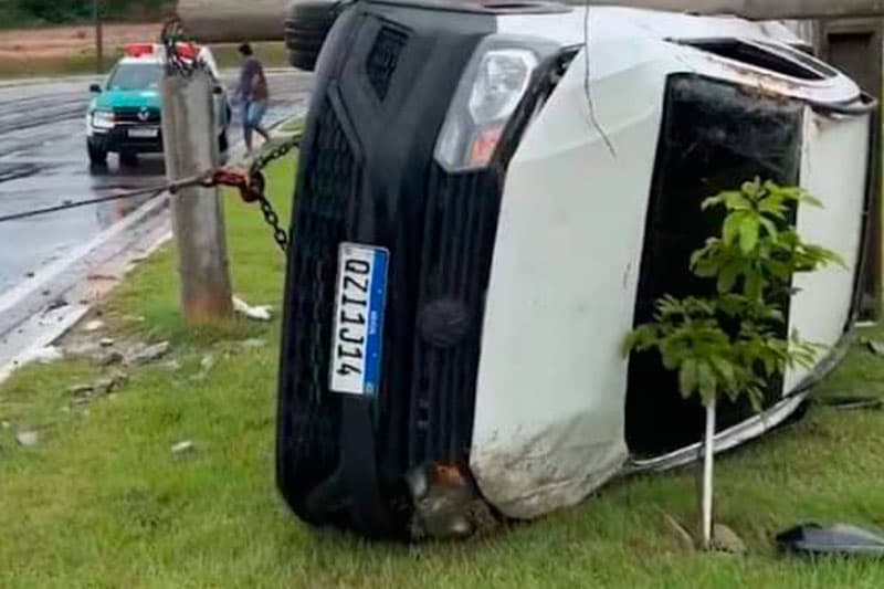 Picape desliza em pista molhada e atinge poste no Tarumã, em Manaus