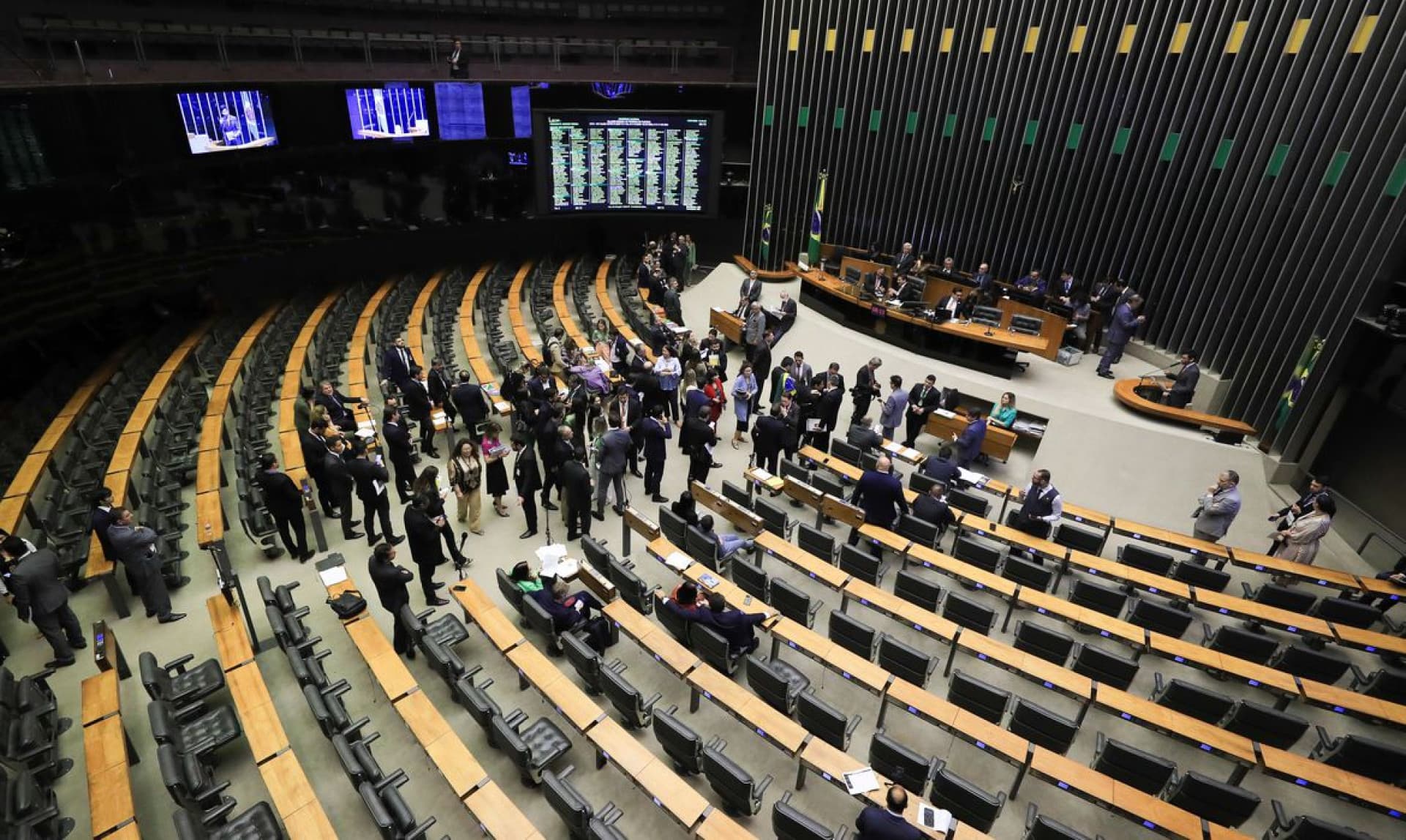 Congresso promulga perdão a partidos políticos que violaram a lei da cota racial