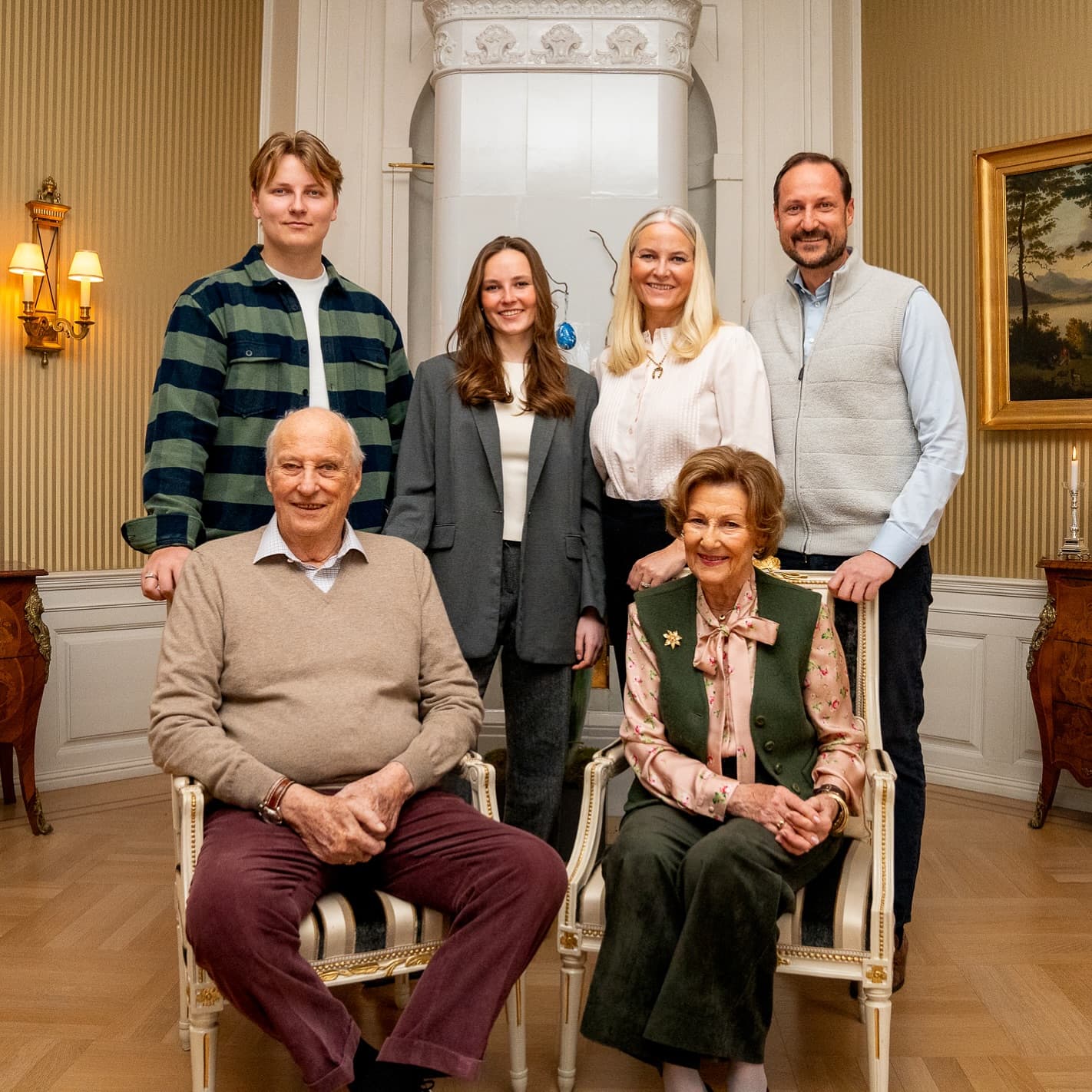 Rei Harald da Noruega posa para foto de família na Páscoa após susto médico