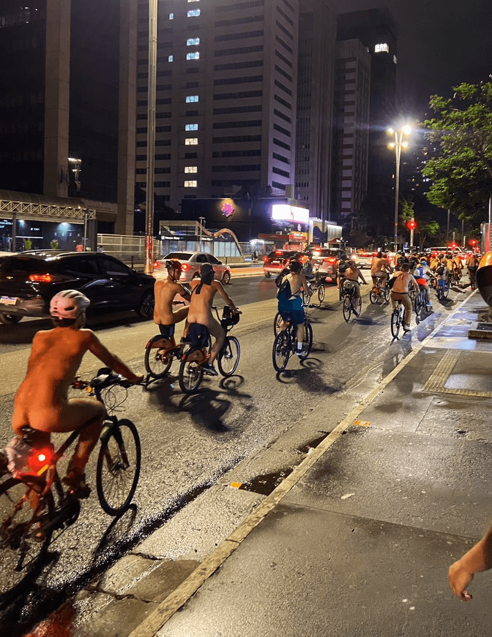 Ciclistas nus fazem manifestação na Avenida Paulista