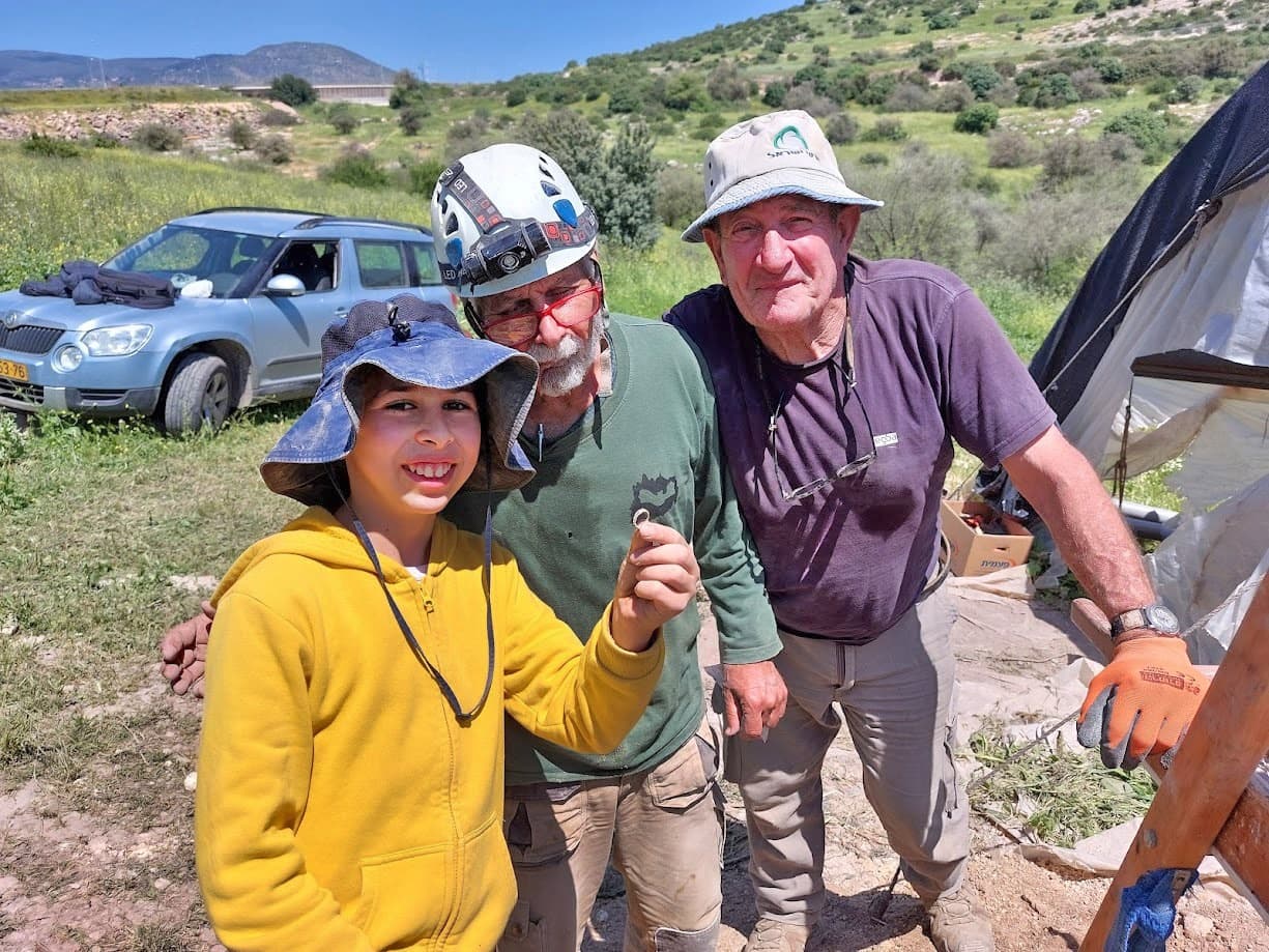 Garoto de 13 anos faz descoberta histórica em rede de túneis na Galileia