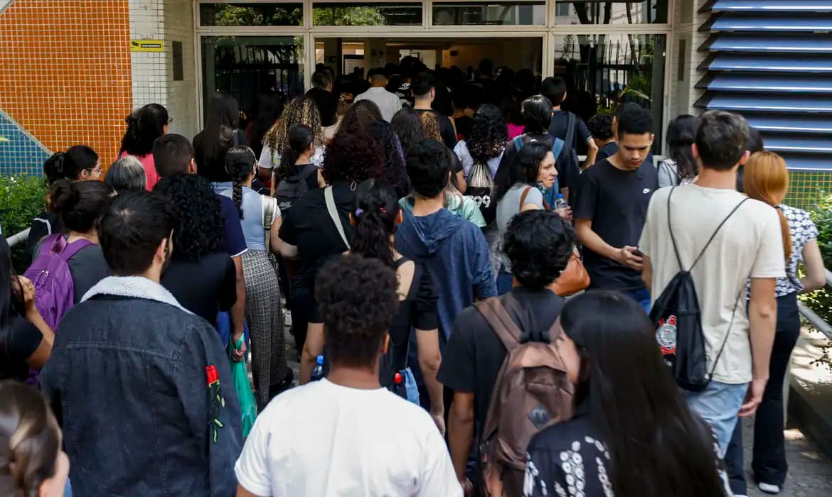 Estudantes começam a receber primeira parcela do Programa Pé-de-Meia