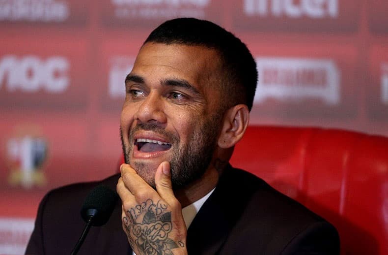 Daniel Alves paga fiança R$ 5,4 milhões e pode sair em liberdade condicional nesta segunda (25)
