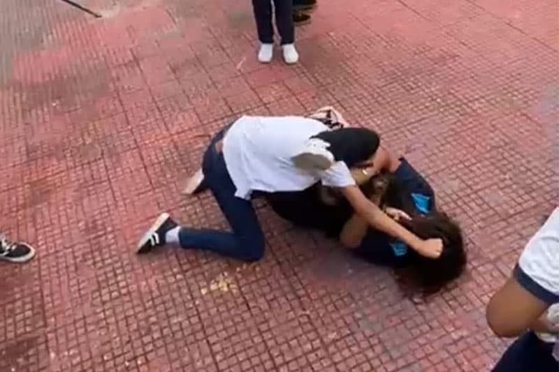 Alunas brigam em praça no bairro Educandos, na zona Sul de Manaus