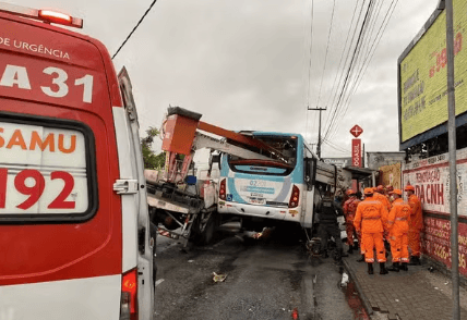 Dois passageiros morrem após ônibus ser atingido por guincho em Fortaleza