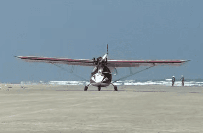 VÍDEO: Avião pousa em praia de São Paulo após assustar banhistas com manobras no ar