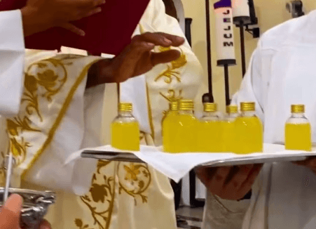 Fiéis têm lesões na pele após serem ungidas com óleo em igreja no Maceió