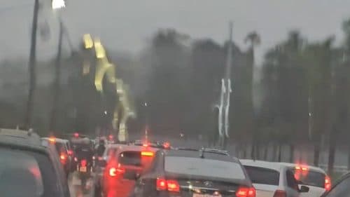 VÍDEO: Manaus amanhece sob chuva intensa e Inmet emite alerta laranja