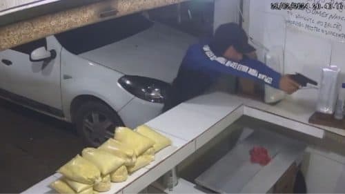 VÍDEO: Insatisfeito com renda do dia, assaltante leva farinha, para não sair de mãos abanando, em Manaus