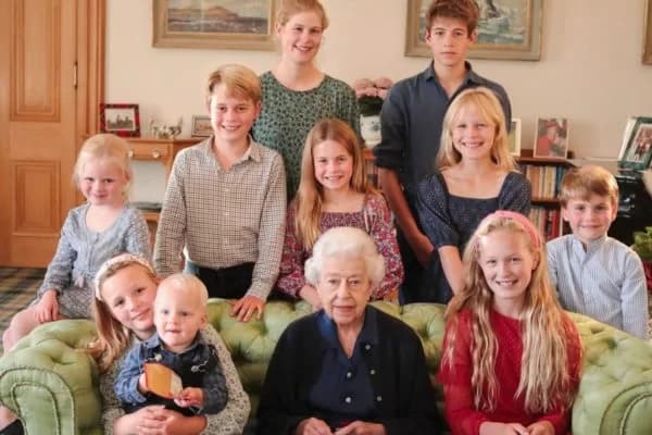 Foto da rainha Elizabeth II também teria sido alterada, diz agência