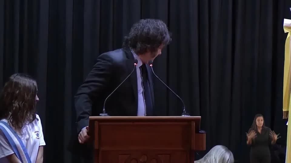 VÍDEO: Estudante desmaia durante discurso de Milei em escola