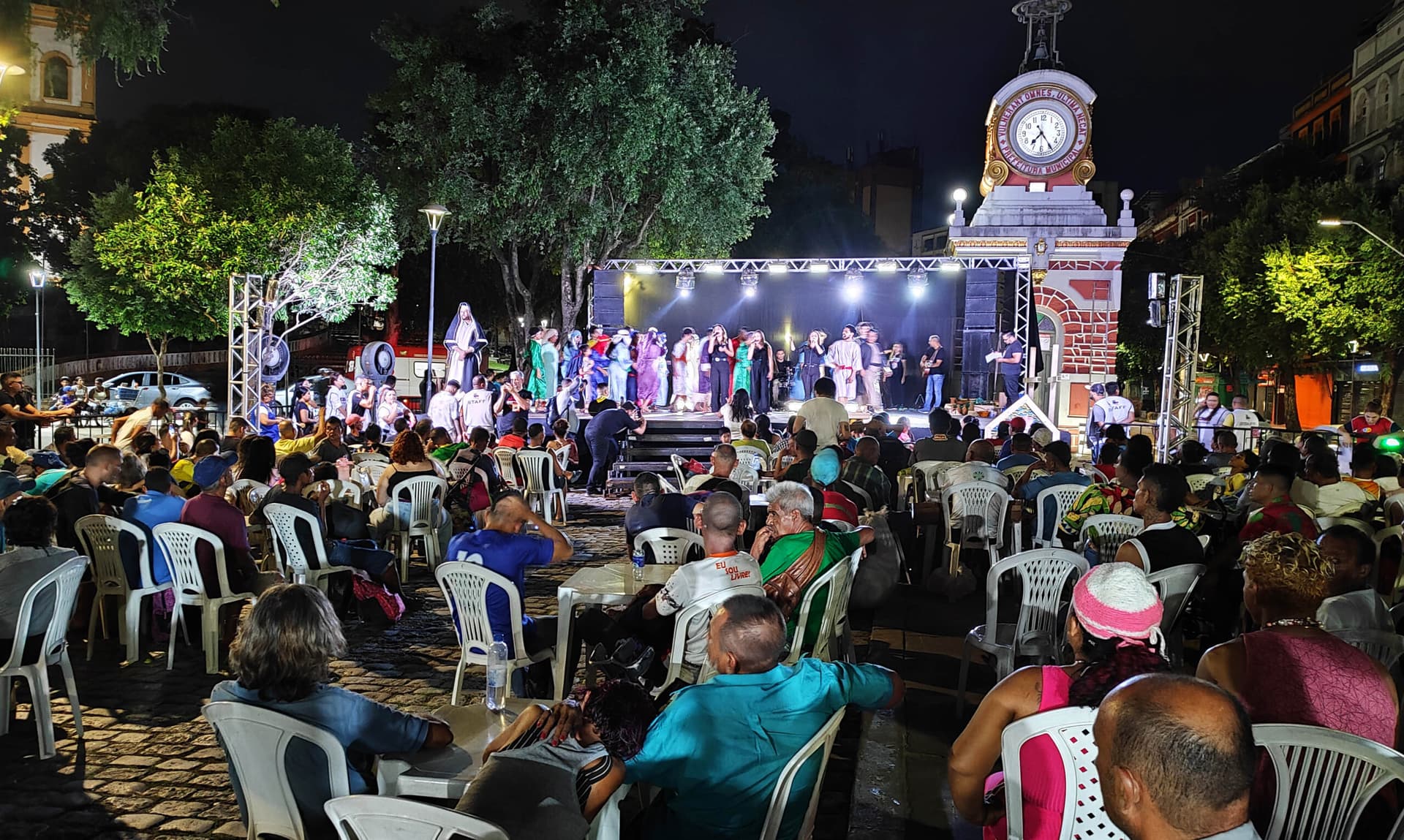 Moradores em situação de rua participam de celebração e jantar de páscoa no Centro de Manaus