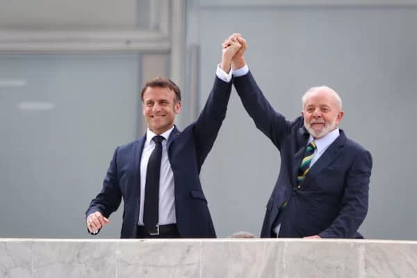 Lula condecora presidente francês Macron com Ordem Nacional do Cruzeiro do Sul
