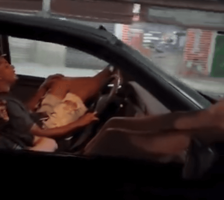 VÍDEO: Ao som de “Um Maluco no Pedaço”, jovens andam com pernas para fora do carro no RJ