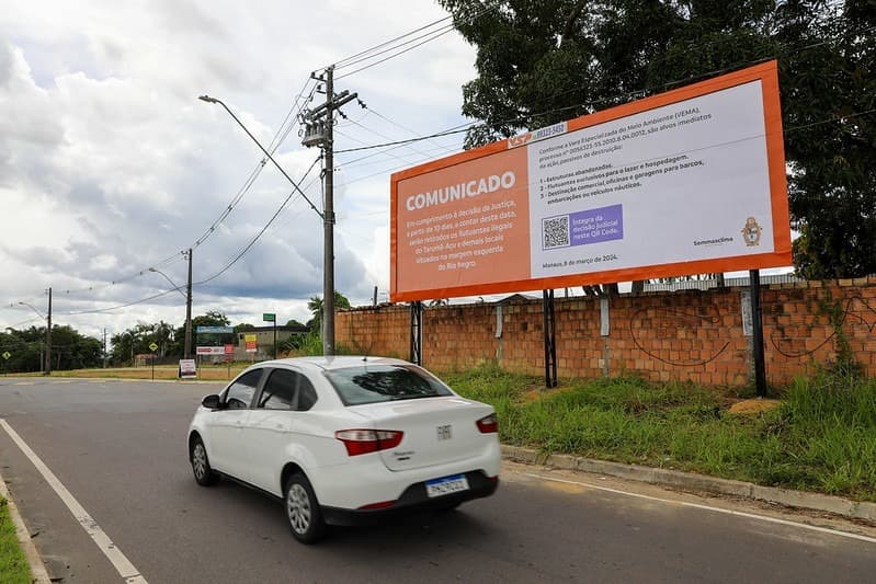 Prefeitura instala outdoors para cumprimento de decisão judicial de retirada de flutuantes do Tarumã