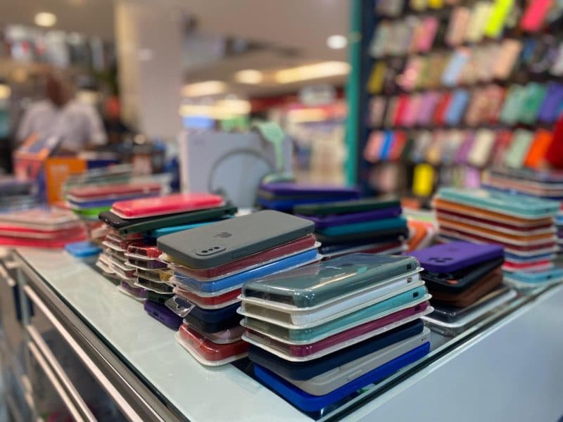 Operação apreende centenas de produtos falsificados em shopping de Manaus