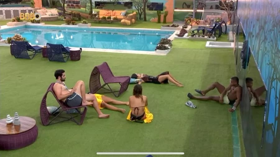 BBB24: Boninho briga com brothers acampados perto do Big Fone