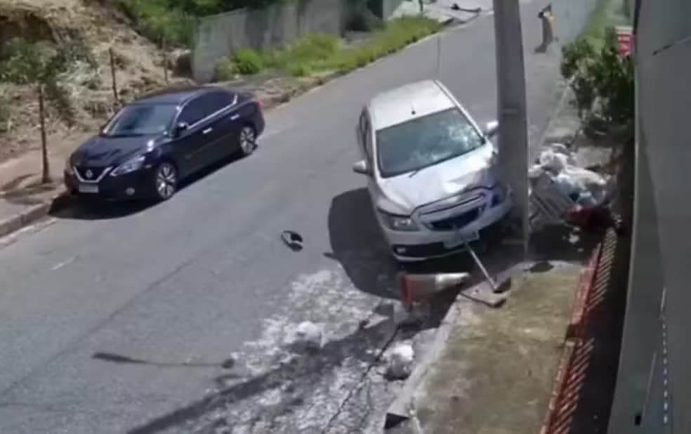 VÍDEO: Gari é arremessado ao ser atropelado por carro sem motorista, em Belo Horizonte