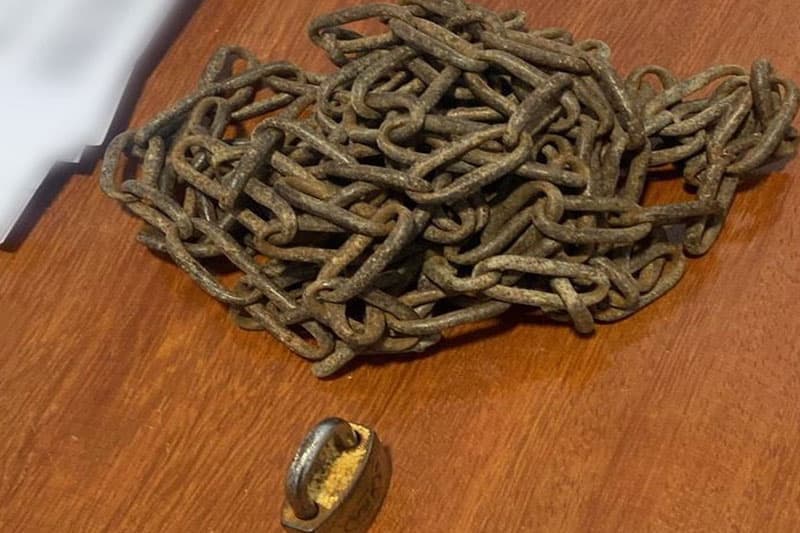 Em Itapiranga, mulher é presa por acorrentar o próprio filho e abandoná-lo