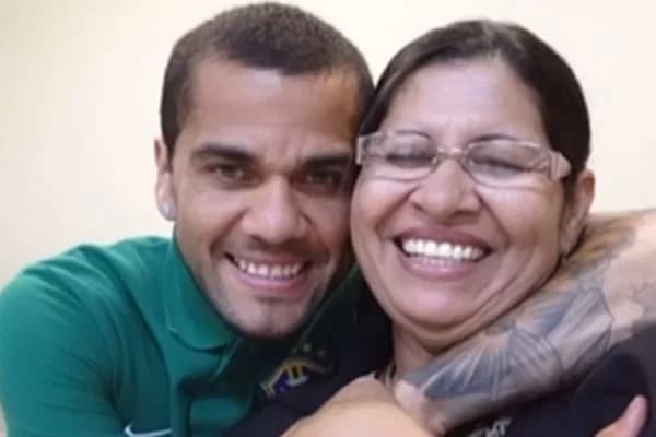 Mãe de Daniel Alves comemora liberdade provisória do jogador nas redes sociais