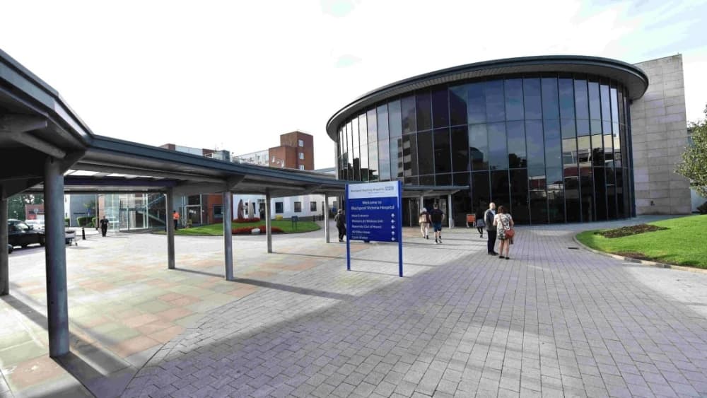 Mulher fratura a coluna em clube de swing e pede indenização para o sistema de saúde da Inglaterra