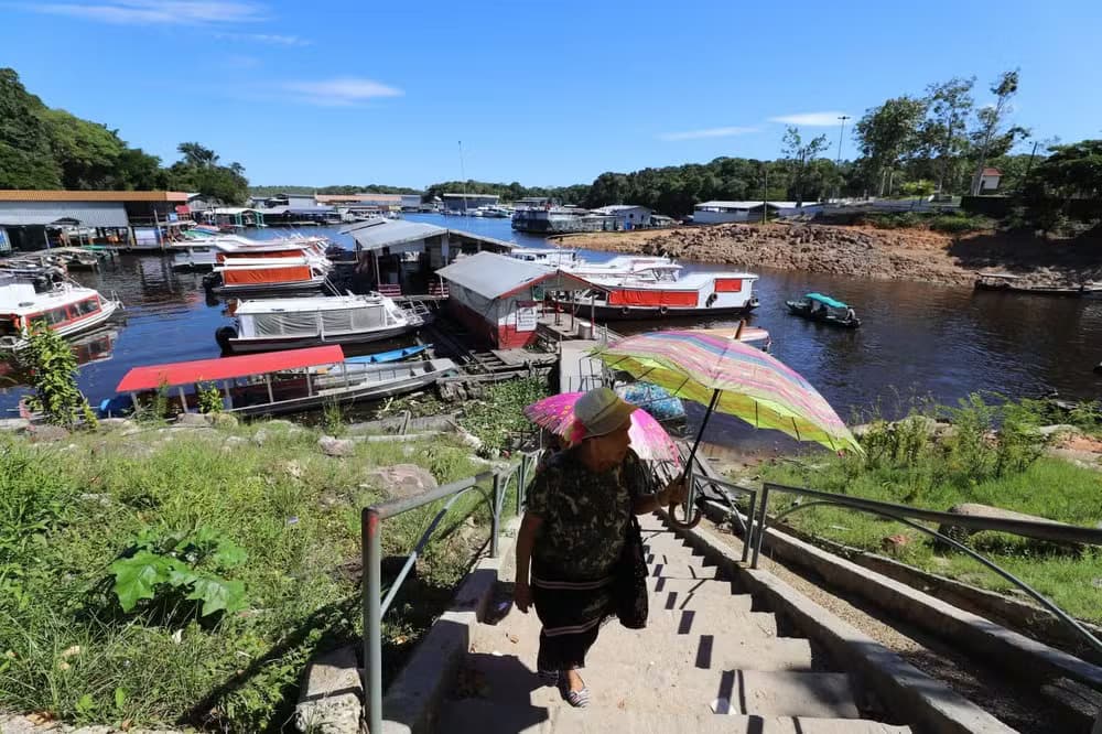 Moradores de flutuantes acionam Defensoria contra retirada das estruturas em Manaus