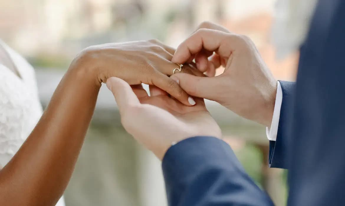 Brasileiros estão se divorciando mais e casamentos do mesmo sexo crescem, aponta censo do IBGE