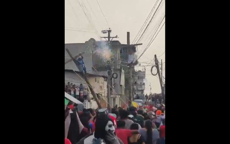 VÍDEO: Homem que interpretava Jesus Cristo é eletrocutado ao cair de cruz em Via-Sacra na Guatemala