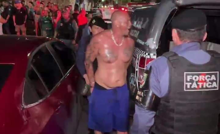 VÍDEO: Sem camisa, homem transtornado invade igreja em Manaus e deixa fiéis em pânico