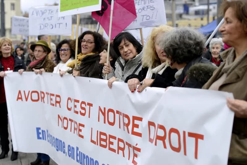 França é o primeiro país a incluir direito ao aborto na Constituição