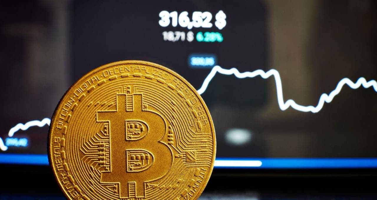 Bitcoin bate recorde e supera marca de 69 mil dólares com euforia de investidores