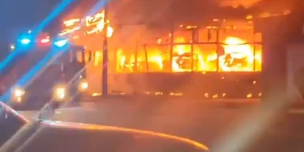 VÍDEO: Incêndio em loja de carros destrói 70 veículos, em Joinville (SC)