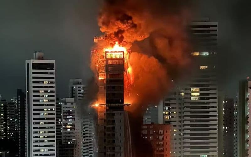 Curto-circuito é possível causa de grande incêndio em prédio em construção de Recife