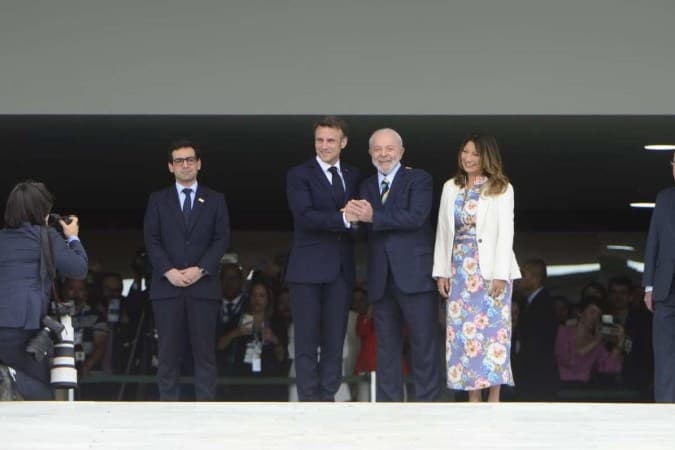 Lula e Macron reúnem-se em Brasília para assinatura de acordos bilaterais entre Brasil e França