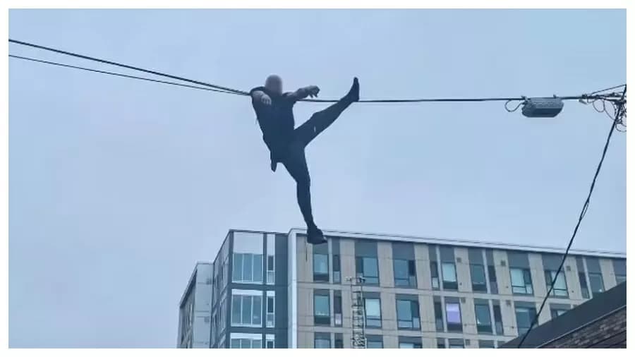 VÍDEO: Homem tenta fugir da polícia e acaba preso em fios telefônicos por 45 minutos, nos EUA