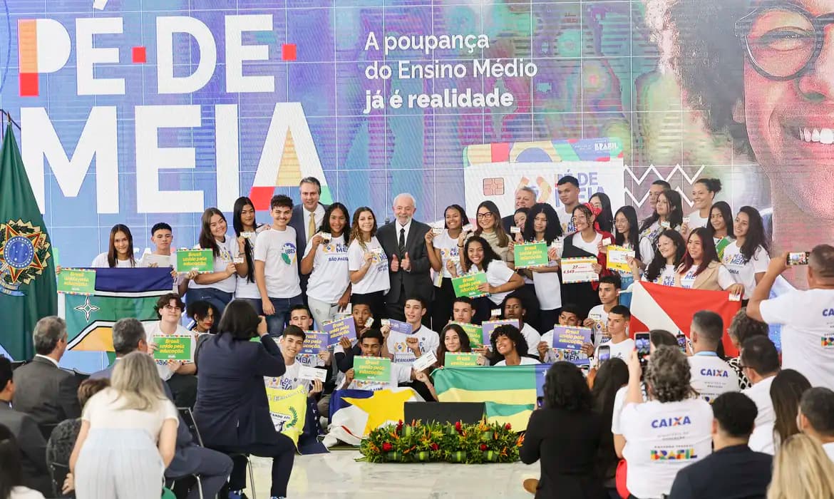 Saiba como vai funcionar programa Pé-de-Meia, anunciado por Lula