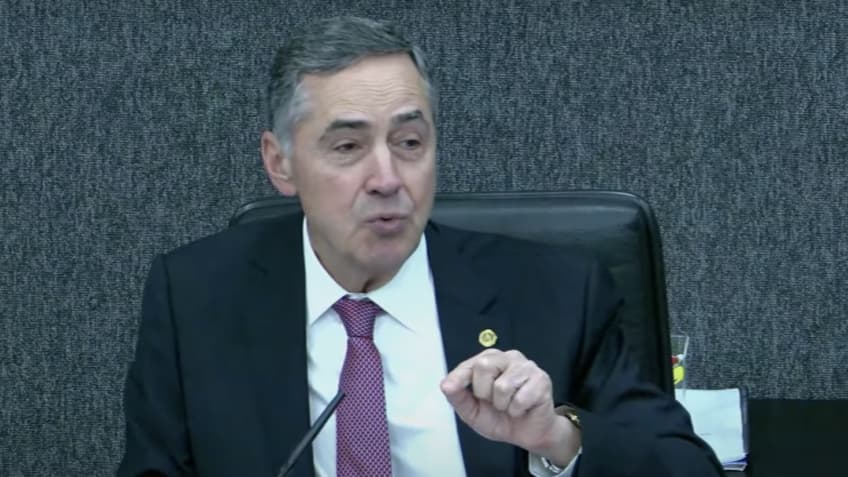 É preciso combater “uso abusivo” da religião na política, diz Barroso