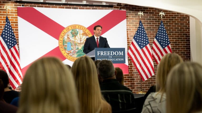 Flórida aprova lei que proíbe redes sociais para menores de 14 anos