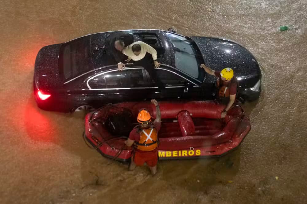VÍDEO: Cônsul dos Emirados Árabes escapa de alagamento em SP pelo teto solar do carro