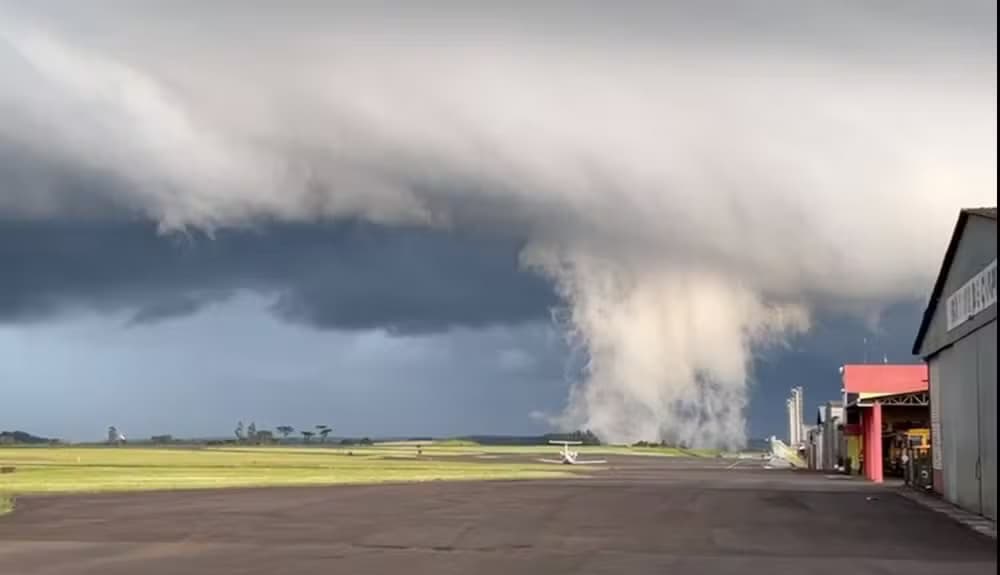VÍDEO: Nuvem atípica gigantesca toca o chão em aeroporto de Chapecó-SC antes de temporal