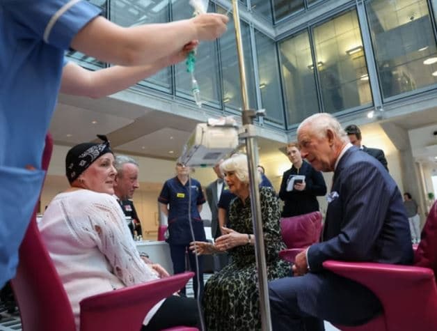 De volta às funções públicas, Rei Charles se emociona ao visitar ala de tratamento a pessoas com câncer