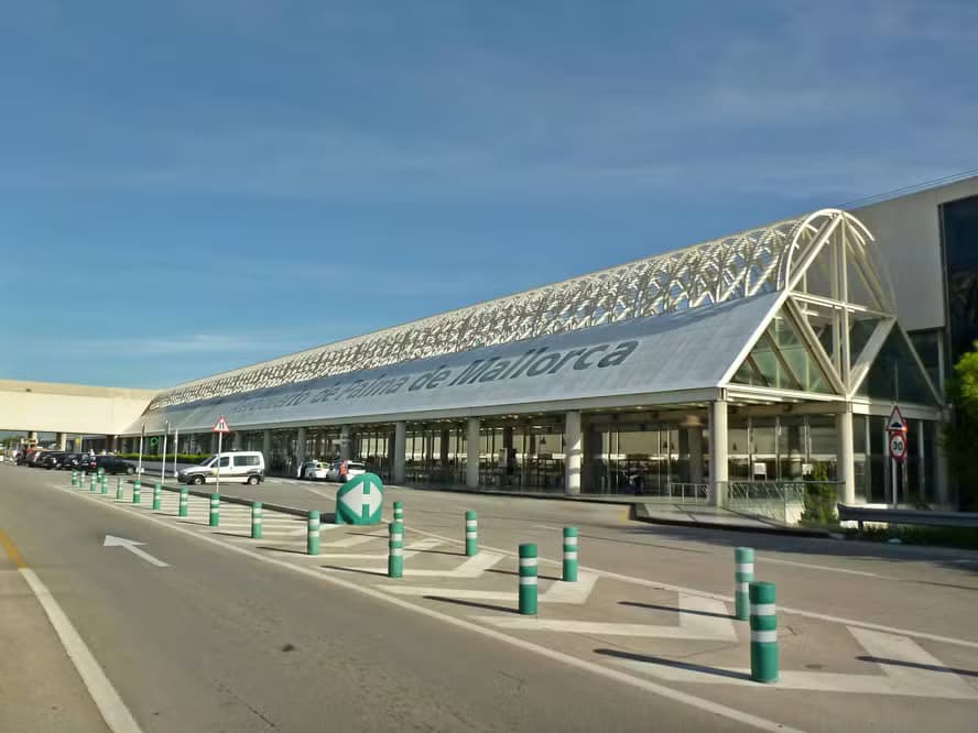 Mulher toma café contaminado por insetos em aeroporto e vai parar na UTI, na Espanha