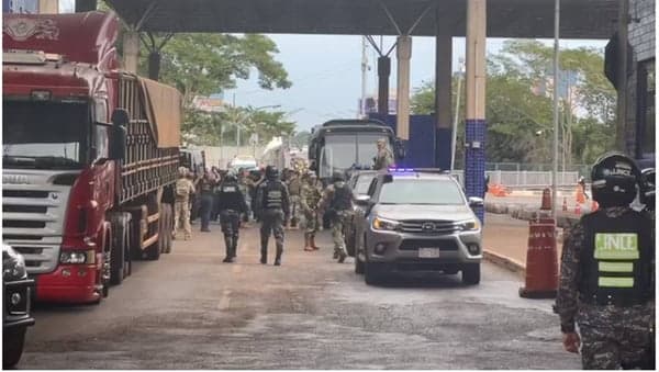 Megaoperação para transferência de presos expulsos do Paraguai paralisa fronteira com Brasil