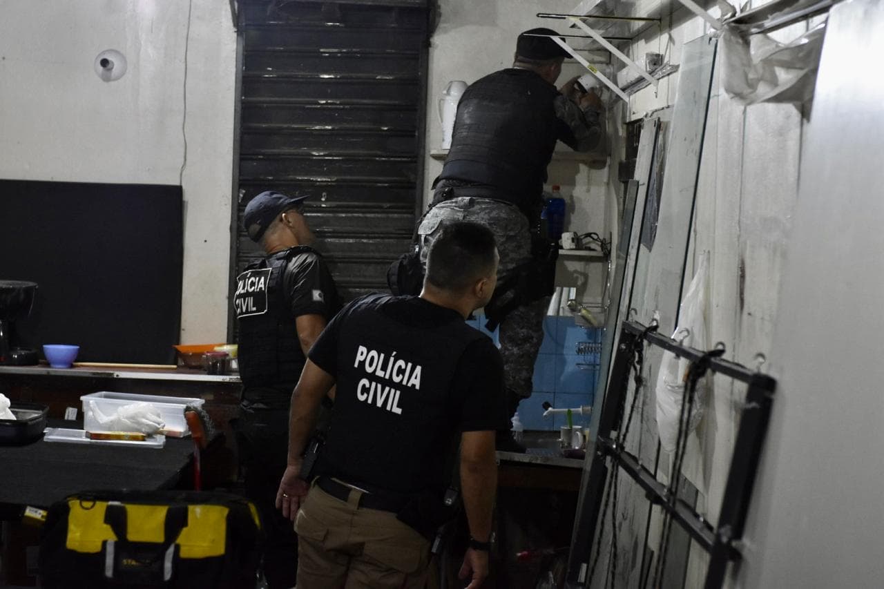 Com 90 policiais, operação contra tráfico cumpre 9 mandados na Praça 14, em Manaus